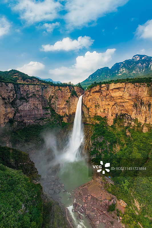 河南省新乡市辉县宝泉景区（薄壁镇）南太行瀑布夏季航拍——见龙瀑图片素材