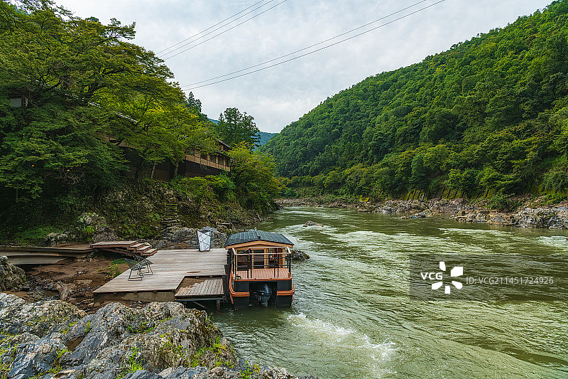 日本京都岚山星河园酒店码头与桂河（桂川）夏季户外风光图片素材