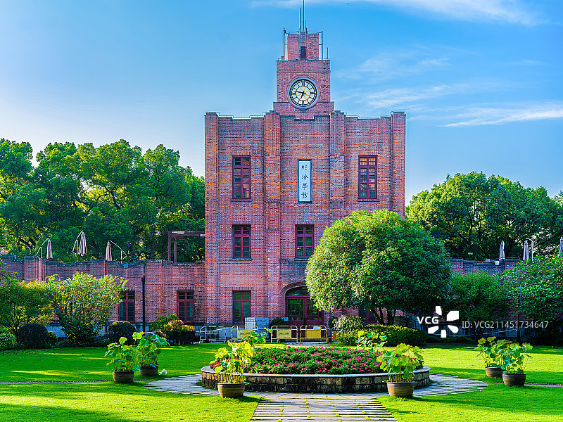 藏于青山绿荫之间的百年学府校园：浙江大学之江校区图片素材