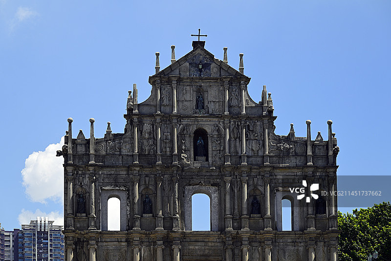 蓝天映衬下的澳门“大三巴”牌坊图片素材