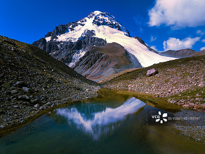 博格达峰雄伟的雪山与洁白宁静的冰川图片素材
