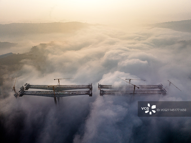 在建中的跨江大桥图片素材