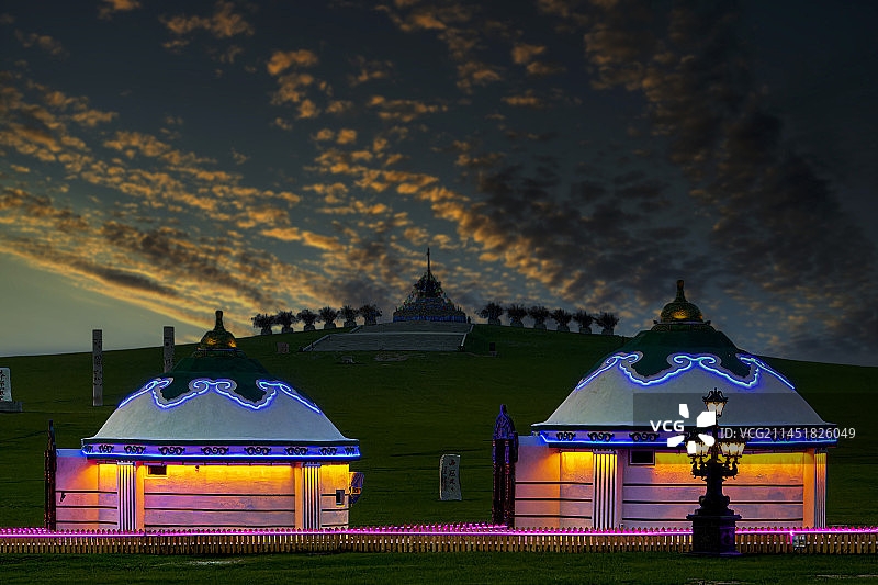 入夜，巴彦呼硕的蒙古包与敖包图片素材