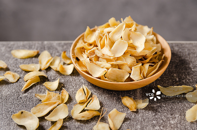 灰色背景里的中药材百合干图片素材