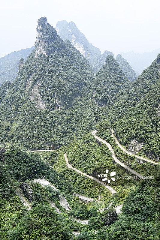 天下第一公路奇观：湖南张家界天门山盘山路 共99道弯 有“通天大道”之称图片素材