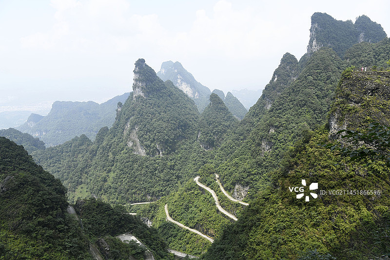 天下第一公路奇观：湖南张家界天门山盘山路 共99道弯 有“通天大道”之称图片素材