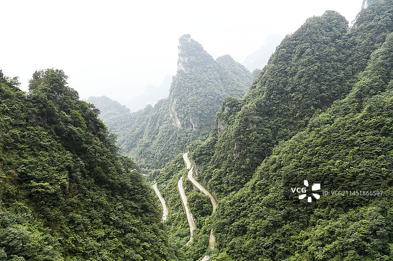 天下第一公路奇观：湖南张家界天门山盘山路 共99道弯 有“通天大道”之称图片素材