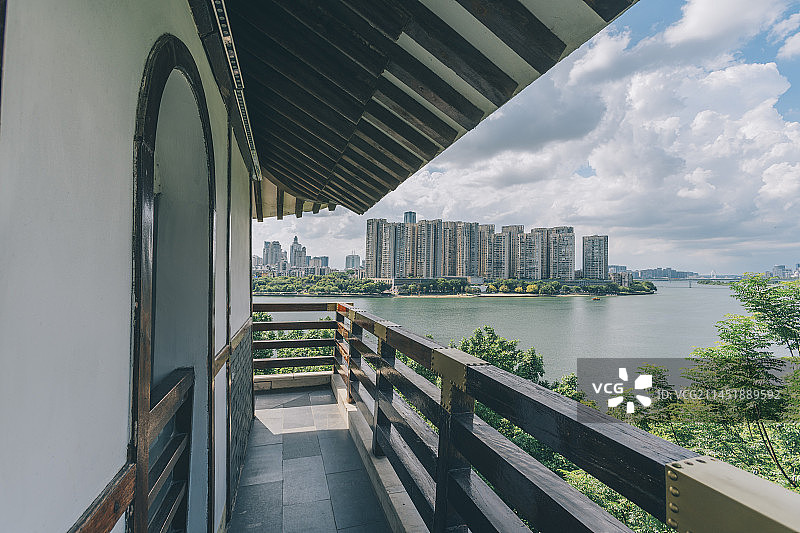 中国广西柳州文庙文昌塔上的城市风光图片素材