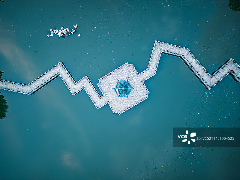 宜兴龙溪公园湖心亭航拍视角图片素材