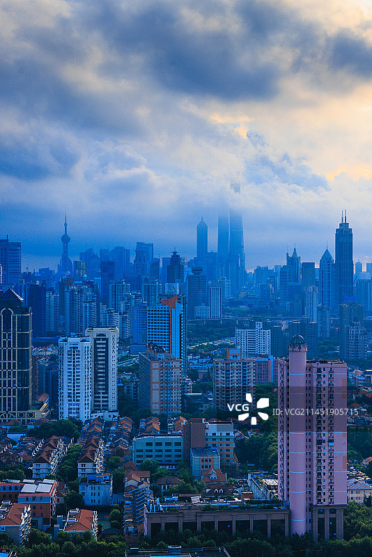 上海静安昆仑饭店顶楼看浦西晨曦图片素材