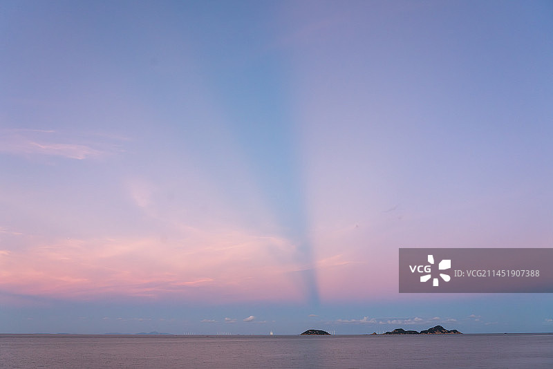 日落时海景映衬着戏剧性的天空图片素材
