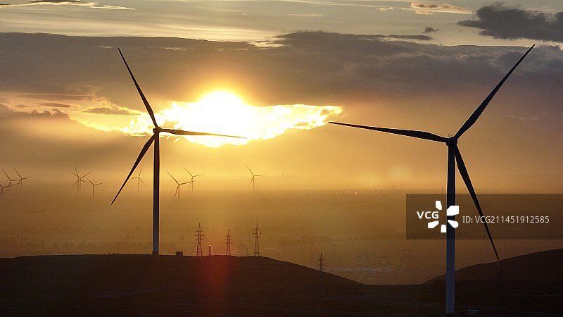 青海海西州乌兰县华扬晟源风电场日落航拍图片素材