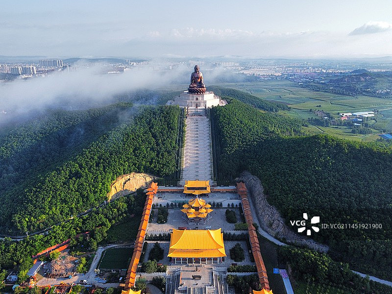 云雾中金鼎大佛图片素材
