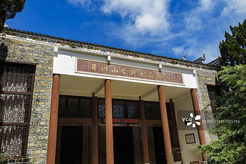 井冈山会师纪念馆，井冈山朱毛会师纪念馆的会师雕塑墙，朱德毛泽东握手雕像，会师纪念馆馆藏图片素材