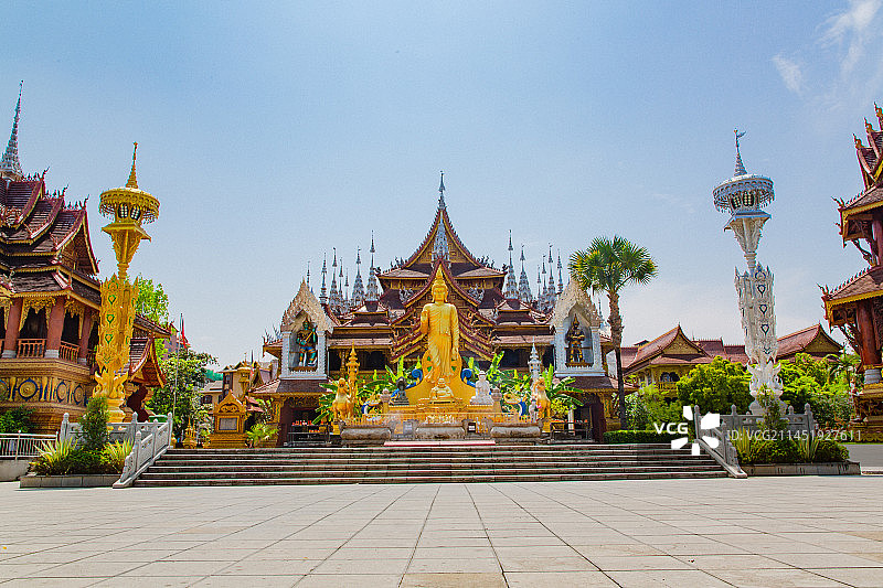 西双版纳 曼听公园 总佛寺 佛 金佛 佛教 寺庙 塔 喷泉图片素材
