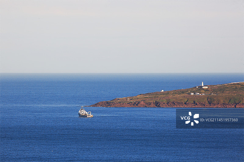 海景与蓝天建筑：远望加拿大纽芬兰斯必尔海角（Cape Spear）图片素材