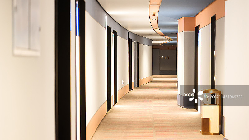 酒店走廊过道地毯尽显着温馨与舒适图片素材