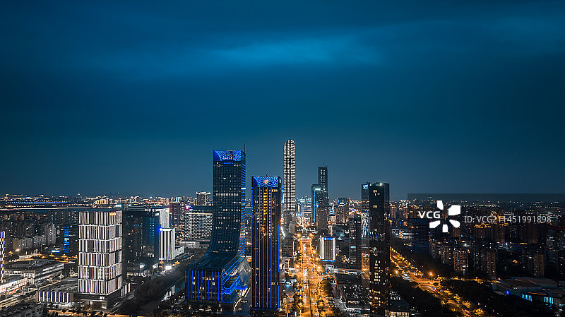 中国江苏省苏州工业园区夜晚航拍风景，商业金融CBD经济消费，都市风景摩天大楼天际线图片素材