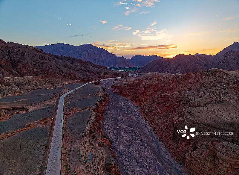 航拍甘肃白银靖远砂岩山体丹霞群山自然风光图片素材