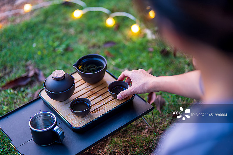 户外露营休息放松泡功夫茶图片素材