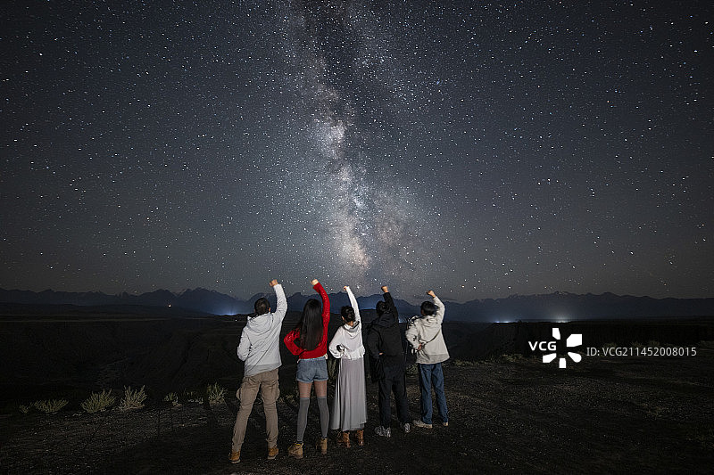 在银河下合影的年轻人图片素材