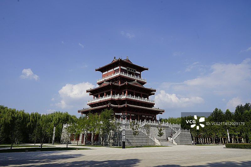 蓝天白云衬托下的鸡泽县毛遂文化自荐阁图片素材