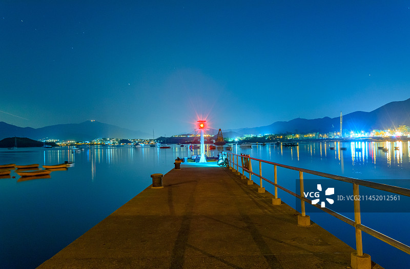 香港大埔区大美督海湾码头夜景灯光景观图片素材