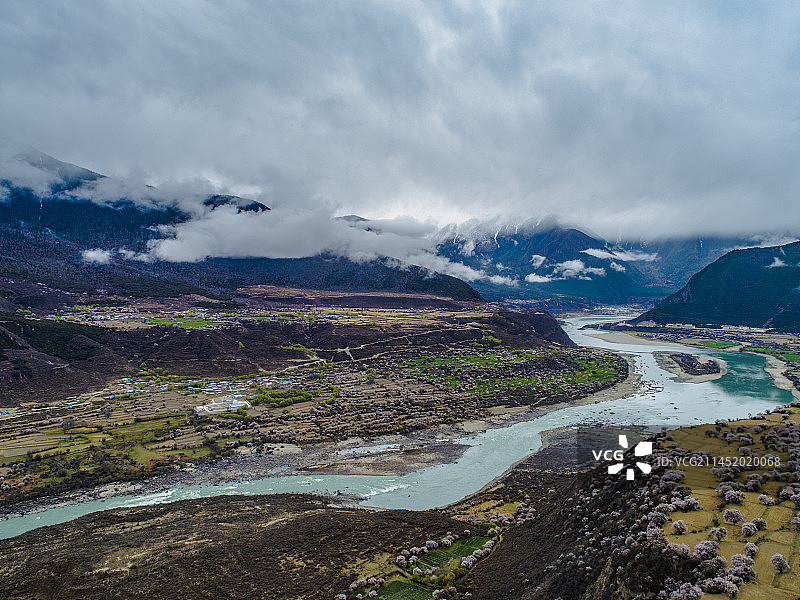 西藏米林县尼洋河风光图片素材