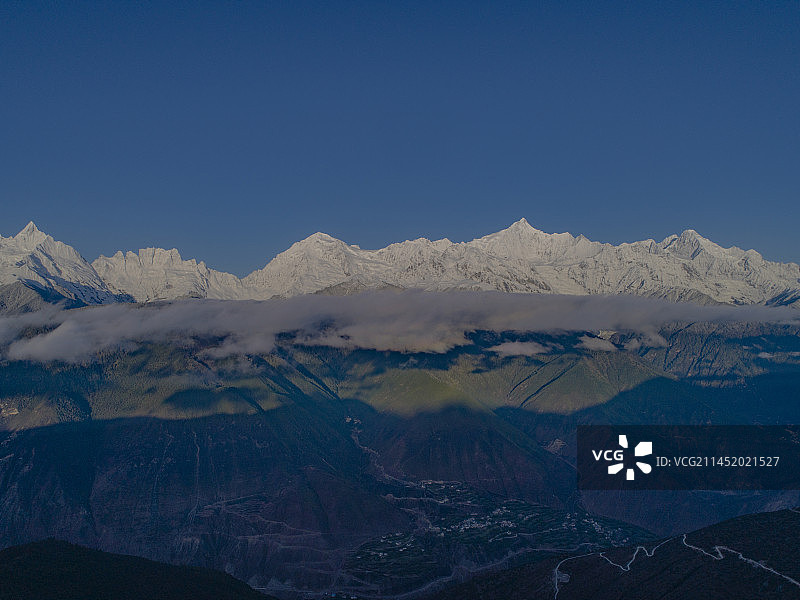 西藏米林县雪山峡谷风光图片素材