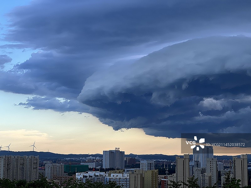 黑云压城/Clouds cover the city图片素材