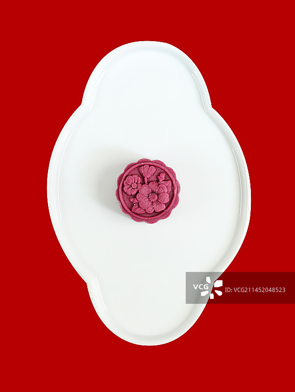 红色背景上中式盘子中的中秋月饼图片素材