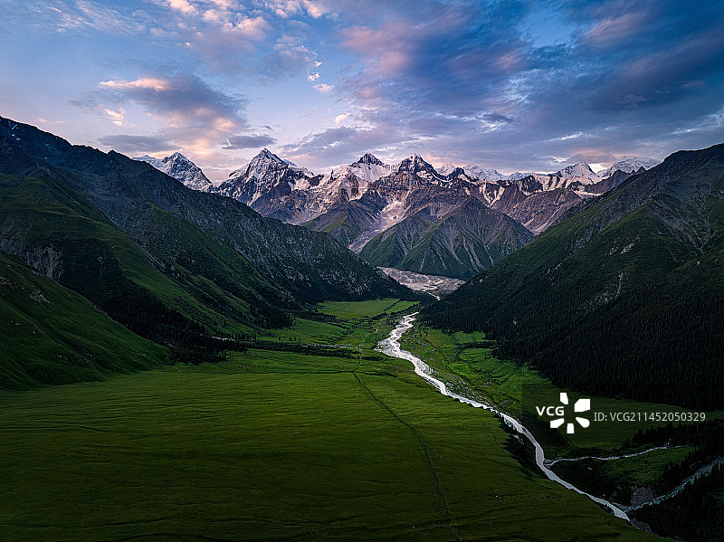 夏塔古道天山与草原图片素材