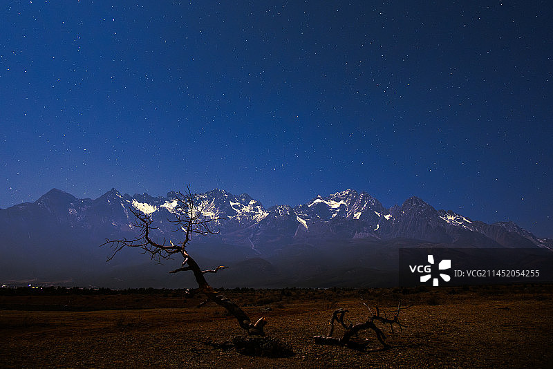 玉龙雪山的夜景图片素材
