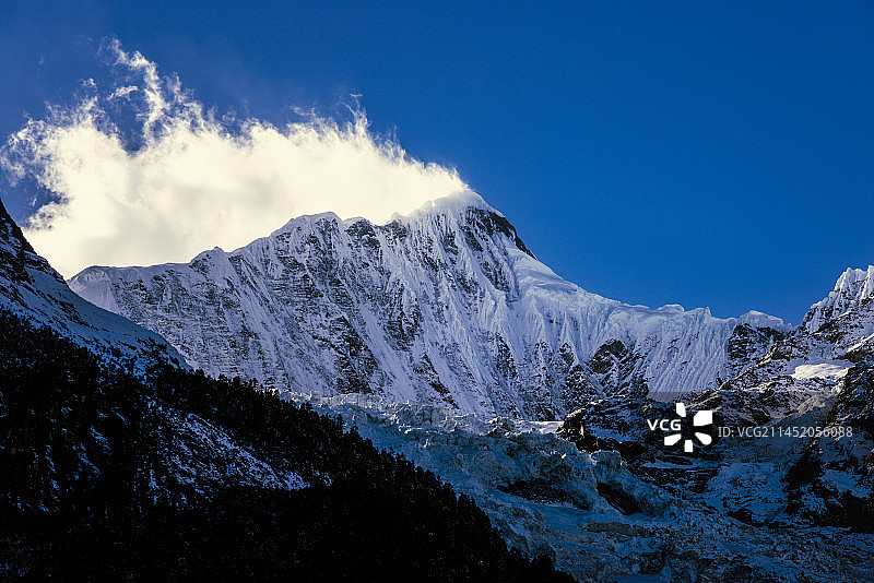 蓝色的梅里雪山图片素材