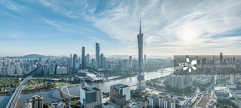 中国广州市中心城市天际线和珠江图片素材