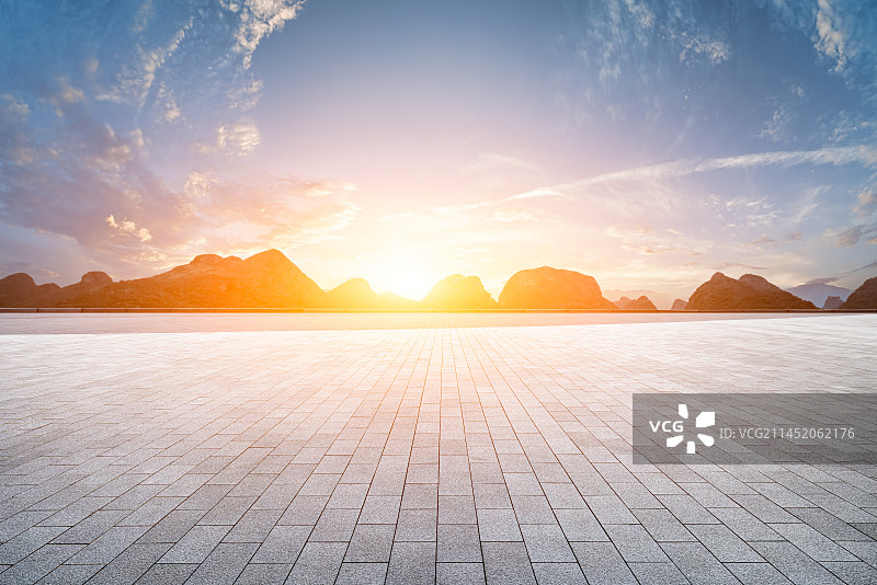 空旷的广场地板和山脉自然风光图片素材