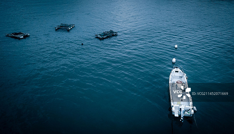 山东青岛崂山仰口景区里的青山渔村，一个背山面海的安静渔村，那一抹蓝色是那个世界的主色调图片素材
