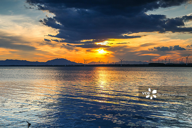 官厅湖的晚霞，戏剧性的天空图片素材