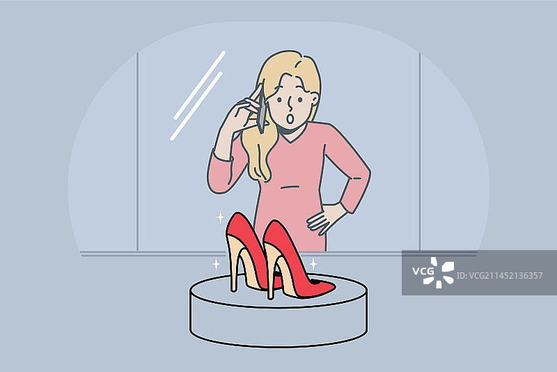女人看着高跟鞋店的橱窗图片素材
