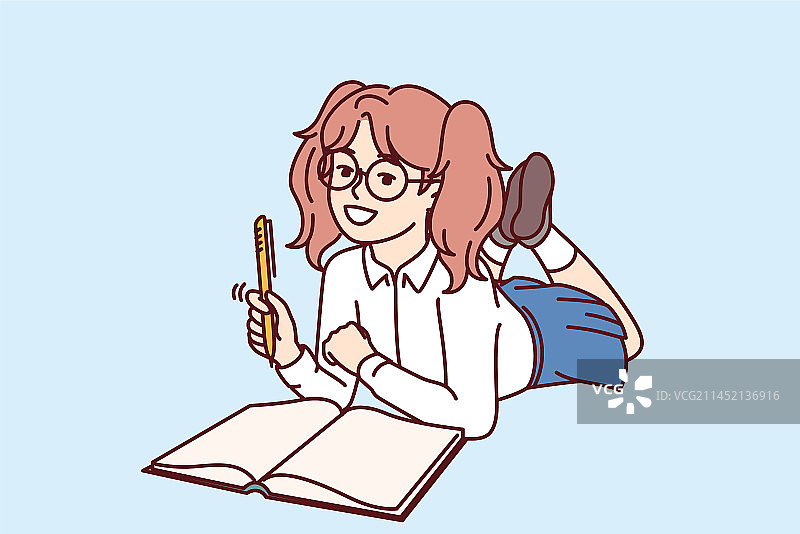 躺在地板上做作业的小学女生图片素材