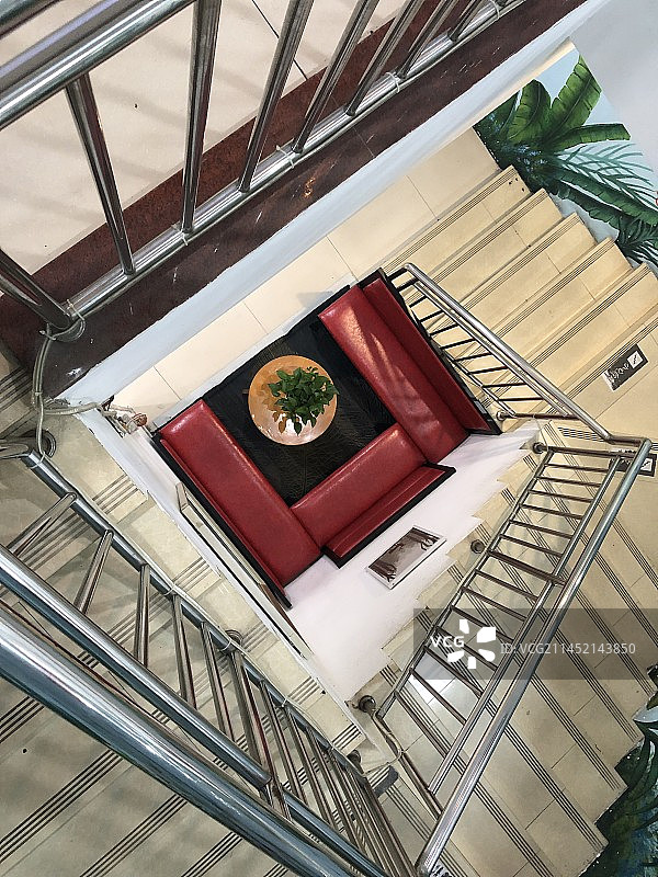 俯拍商务楼室内楼特、形状像螺旋图片素材