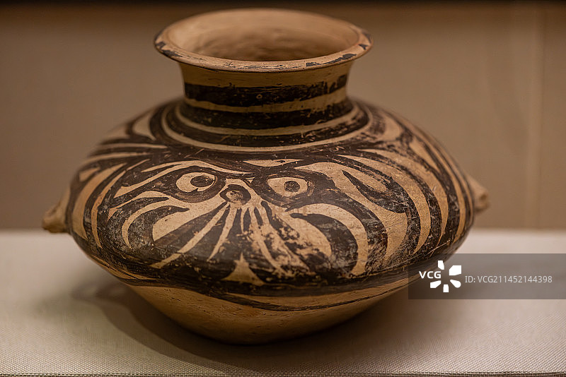 甘肃省博物馆收藏的新石器时代马家窑文化彩陶图片素材