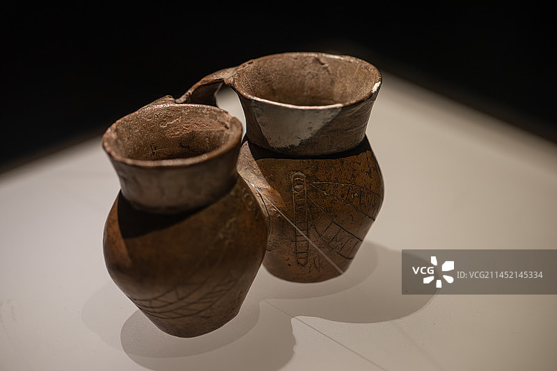 甘肃省博物馆收藏的齐家文化文物蚕纹二联陶罐图片素材