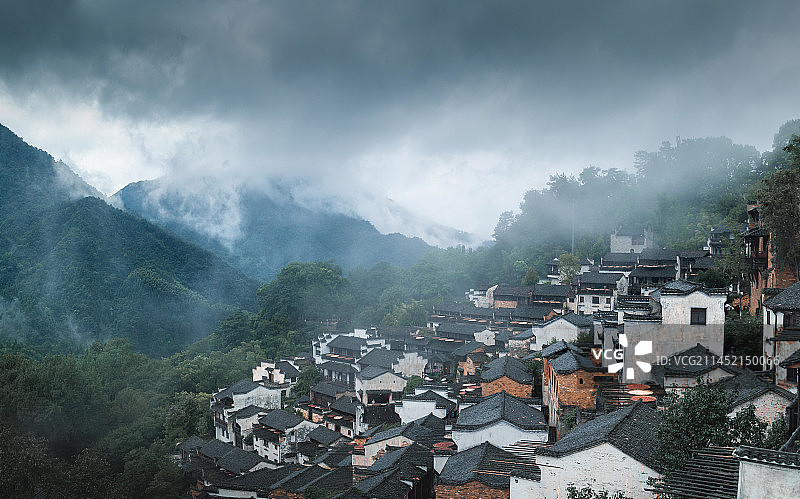 晨雾笼罩的婺源篁岭图片素材