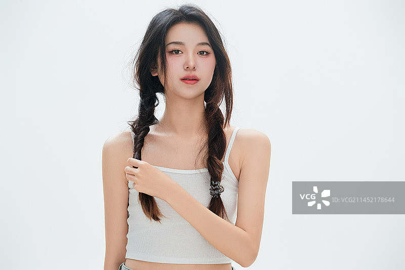 白色背景里的中国女性大学生图片素材