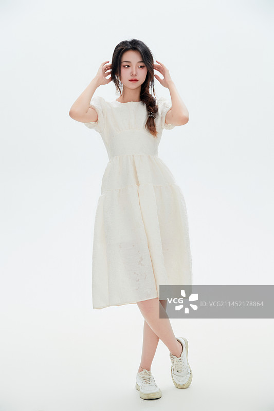 白色背景里的中国女性大学生图片素材