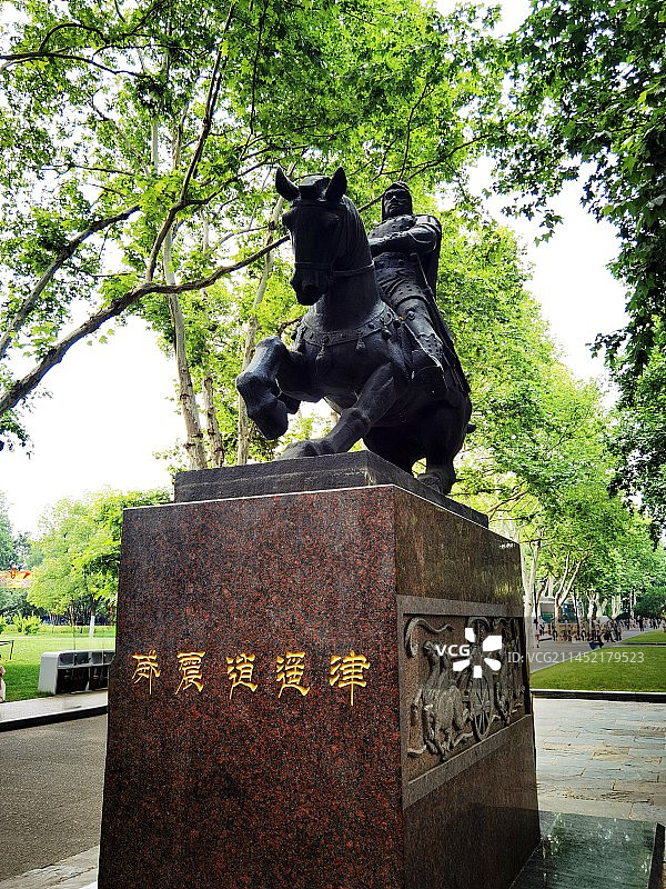 古逍遥津公园夏日风光系列张辽雕像（安徽省合肥市）图片素材