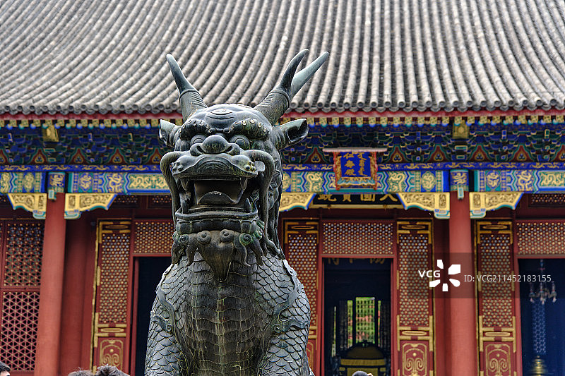 宫殿前的青铜麒麟图片素材