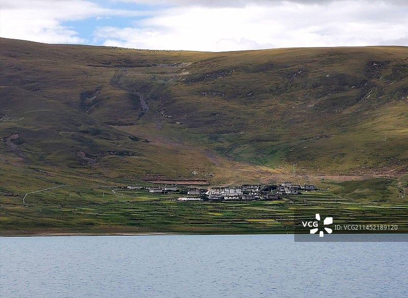 羊卓雍措畔的村庄图片素材