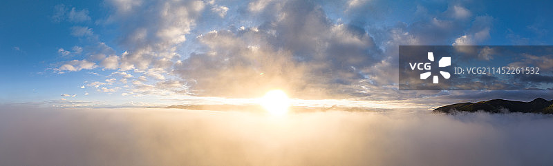 云海上的日出风光图片素材